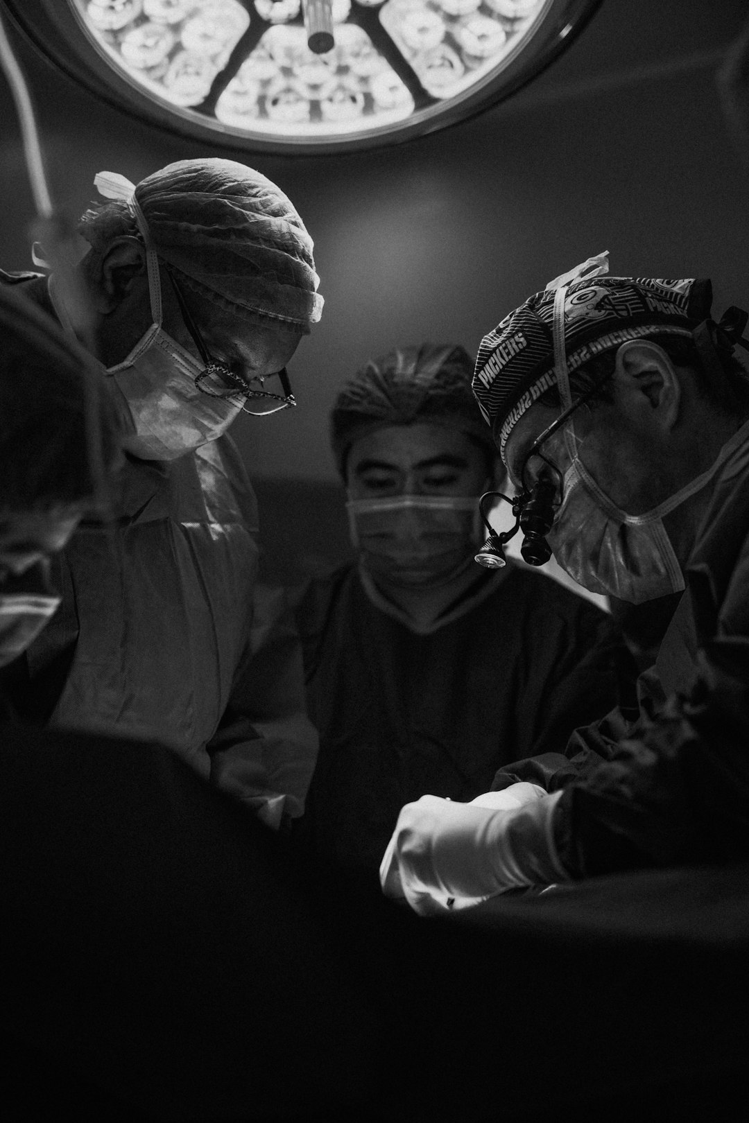 gray-scale-photo-of-three-nurses-and-doctor-about-to-perform-surgery-ks5m44-nmvs